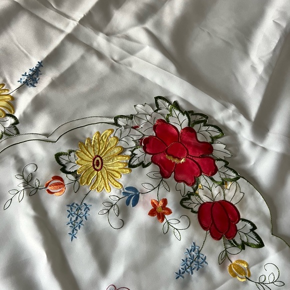 Croft & Barrow fabric Spring Floral stitched 60 x 90 rectangular tablecloth. - Picture 2 of 5